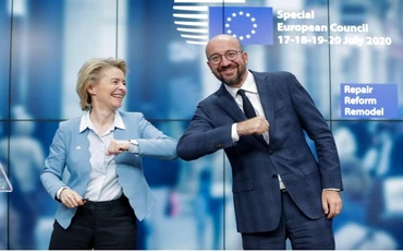 Chủ tịch Ủy ban châu Âu Ursula von der Leyen (bên trái) và Chủ tịch Hội đồng châu Âu Charles Michel "bắt tay kiểu Covid-19" khi kết thúc họp báo tại Brussels. (Ảnh: Reuters)