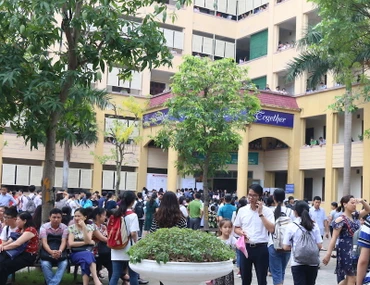 Quang cảnh thường thấy tại mỗi kỳ thi tuyển vào 10 Trường THPT chuyên Ngoại ngữ (Ảnh: ULIS)