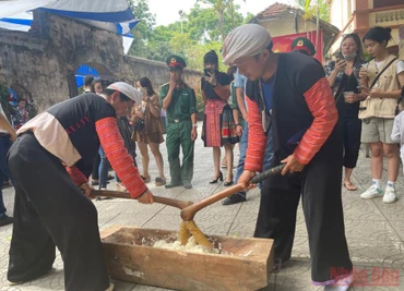 Tổ chức dã bánh dày tại buổi lễ trải nghiệm văn hóa dân tộc H’Mông. 