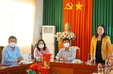 Phó Chủ tịch nước phát biểu với lãnh đạo Tỉnh ủy Sóc Trăng.