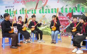 Thầy giáo Phùng Văn Thời truyền dạy hát then, đàn tính cho học sinh Trường phổ thông dân tộc nội trú THCS huyện Văn Quan (Lạng Sơn).