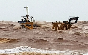 Còn tám thuyền viên mắc kẹt trên tàu Vietship 01 bị chìm trên biển Cửa Việt.