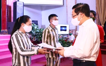 Ủy viên Bộ Chính trị, Phó Thủ tướng Chính phủ Phạm Bình Minh trao quyết định đặc xá.