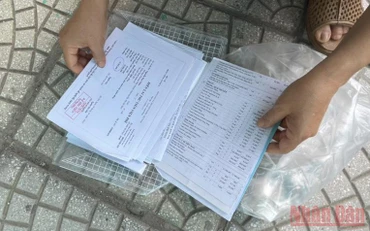 Người bệnh mòn mỏi chờ thuốc bảo hiểm y tế.