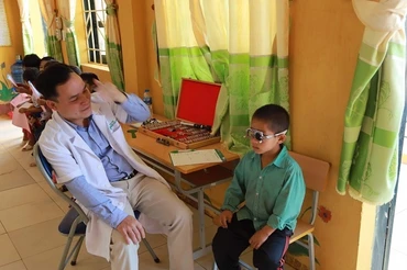 Lác mắt, sụp mi có thể gây ra nhược thị nặng