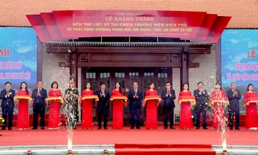 Chủ tịch nước Nguyễn Xuân Phúc cùng các đại biểu cắt băng khánh thành Đền thờ liệt sĩ tại chiến trường Điện Biên Phủ.