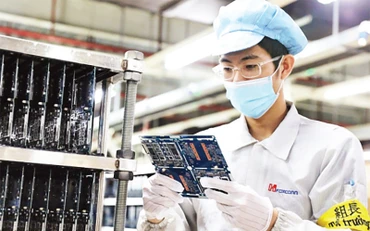 Công nhân Công ty Fuhong, Khu công nghiệp Quang Châu (Bắc Giang) trở lại làm việc sau thời gian chống dịch Covid-19. 