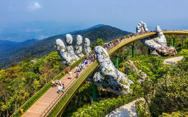 Cầu Vàng Đà Nẵng tạo ra "cơn sốt" trên các nền tảng mạng xã hội kể từ khi hình thành (Ảnh: DAILY MAIL)