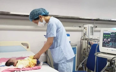 Cứu sống bé sơ sinh mắc bệnh lý tim bẩm sinh phức tạp