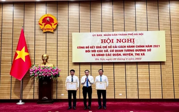 Chủ tịch UBND thành phố trao tặng Bằng khen hai đơn vị dẫn đầu khối Sở và quận, huyện.