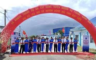 Cắt băng khánh thành tuyến đường Hộ phòng–Gành Hào (Bạc Liêu).