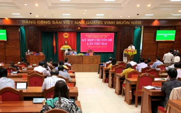 Chủ tịch Hội đồng nhân dân tỉnh Đắk Lắk Y Vinh Tơr phát biểu tại kỳ họp.