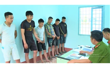 Các đối tượng trong nhóm hoạt động “tín dụng đen” tại cơ quan Công an.
