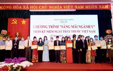 Trao tặng khen thưởng của ngành y tế cho các tập thể và cá nhân có thành tích xuất sắc trong thực hiện nhiệm vụ năm 2021.