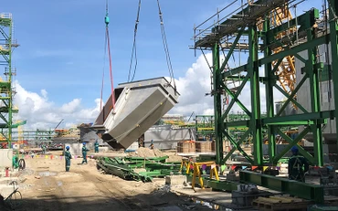 Lắp đặt thiết bị tại Nhà máy hóa dầu Long Sơn, tỉnh Bà Rịa - Vũng Tàu. Ảnh: MINH THÀNH