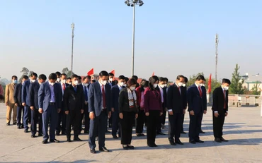 Các đại biểu thành kính tưởng niệm đồng chí Ngô Gia Tự tại Công viên Ngô Gia Tự.