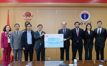 Thứ trưởng Trần Văn Thuấn tiếp nhận vaccine do Chính phủ Argentina trao tặng. (Ảnh: TRẦN MINH)