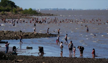 Người dân Argentina ra sông Rio de la Plata để tránh nắng nóng ngày 9/1. Ảnh: Reuters.