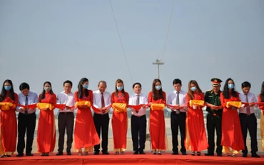 Đồng chí Trương Hòa Bình và lãnh đạo các bộ, ngành, địa phương cắt băng khánh thành.