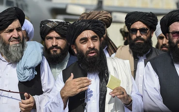 Người phát ngôn của lực lượng Taliban Zabihullah Mujahid (giữa) phát biểu tại sân bay Kabul, Afghanistan, ngày 31/8/2021. (Ảnh: AFP/TTXVN)