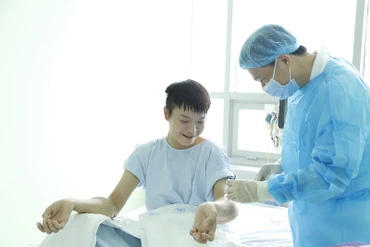 Hai cẳng tay đã hoạt động tốt sau ca ghép chi thể thành công.