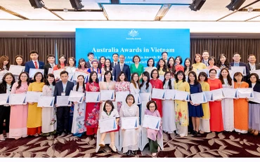 Đại sứ Australia tại Việt Nam Robyn Mudie, Tiến sĩ Nguyễn Tiến Dũng, Phó Vụ trưởng Vụ Hợp tác Quốc tế, Bộ Giáo dục và Đào tạo Việt Nam và các sinh viên Việt Nam chuẩn bị sang học tập tại các trường đại học Australia theo Chương trình Học bổng Chính phủ Australia.