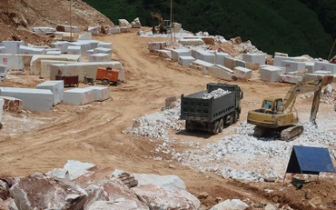 Hàng trăm mét khối đá xẻ, trị giá nhiều tỷ đồng tại hiện trường. Ảnh: ĐỨC THẮNG 