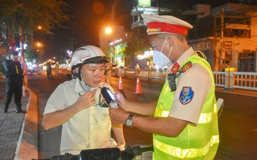 Kiểm tra nồng độ cồn người điều khiển phương tiện tham gia giao thông dịp Tết Nguyên đán Nhâm Dần tại thành phố Vũng Tàu, tỉnh Bà Rịa-Vũng Tàu. (Ảnh PHƯỚC AN)