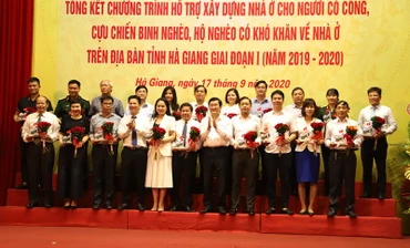 Nguyên Chủ tịch nước Trương Tấn Sang và Bí thư Tỉnh ủy Hà Giang, Đặng Quốc Khánh tri ân các doanh nghiệp đóng góp thực hiện chương trình.