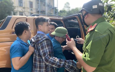 Công an xã Yên Dương, huyện Hà Trung cùng các lực lượng bắt giữ, áp giải phạm nhân bỏ trốn Triệu Quân Sự.