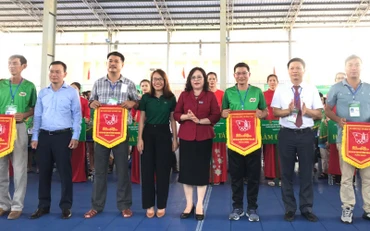 Trao cờ lưu niệm cho các đội tham gia.