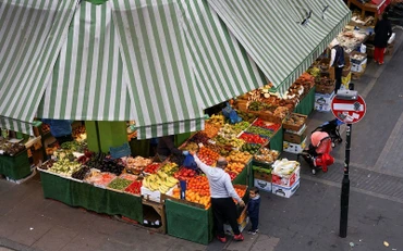 Người dân Anh mua trái cây và rau quả tại chợ Brixton ở London. (Ảnh: Reuters)