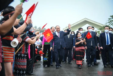 Chủ tịch nước Nguyễn Xuân Phúc thăm hỏi, chúc mừng đồng bào các dân tộc dự Ngày hội “Sắc Xuân trên mọi miền Tổ quốc”. (Ảnh: THÀNH ĐẠT) 