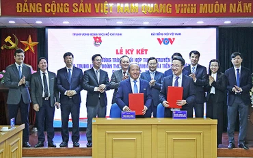 Đại diện lãnh đạo Trung ương Đoàn và Đài Tiếng nói Việt Nam tại buổi lễ.