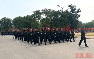 Các học viên tham gia khóa huấn luyện thực hiện duyệt đội ngũ.