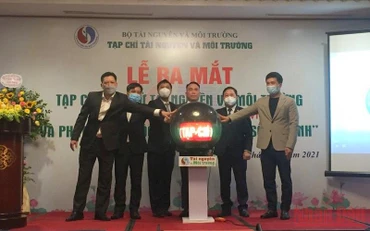 Các đại biểu thực hiện nghi thức ra mắt Tạp chí điện tử Tài nguyên và Môi trường. (Ảnh: VĂN TOẢN)