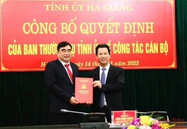 Bí thư Tỉnh ủy Hà Giang Đặng Quốc Khánh trao quyết định bổ nhiệm Trưởng Ban Nội chính Tỉnh ủy cho đồng chí Hoàng Đình Phới.