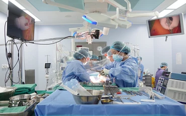 Kíp phẫu thuật Bệnh viện Trung ương Quân đội 108 đang thực hiệu một ca phẫu thuật ghép gan.