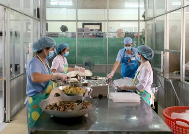 Nhân viên Khoa Dinh dưỡng - Bệnh viên đa khoa tỉnh Kon Tum chuẩn bị các suất ăn từ thiện.