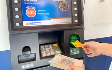 Việc nhận lương hưu, trợ cấp BHXH, BH thất nghiệp qua thẻ ATM mang lại nhiều tiện ích cho người dân. Ảnh: MINH THƯ