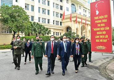Chủ tịch Quốc hội Vương Đình Huệ và đoàn công tác thăm, chúc Tết Bộ Tư lệnh Thủ đô. (Ảnh: DUY LINH) 