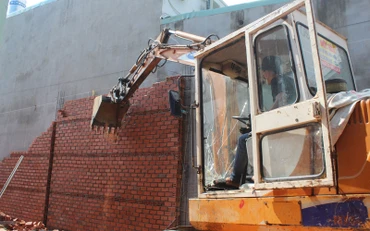 Tiến hành cưỡng chế một công trình xây trái phép ở khu phố 4C, phường Trảng Dài, thành phố Biên Hòa, tỉnh Đồng Nai.