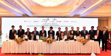 Ông Mai Văn Hà-Giám đốc Công ty CP thép Hòa Phát Dung Quất (ngồi thứ 5 từ trái sang) và đại diện 8 ngân hàng do Vietcombank làm đầu mối đồng tài trợ ký kết Hợp đồng tín dụng.
