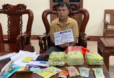 Đối tượng Nguyễn Mỹ và tang vật. (Ảnh: Nguyễn Hòa Bình)