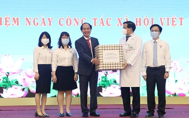 Đại diện Bộ Lao động-Thương binh và Xã hội trao 50 suất quà cho đối tượng có hoàn cảnh khó khăn ở Bệnh viện Bạch Mai (Ảnh: Molisa).