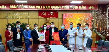 Hội Nhà báo tỉnh cùng đại diện một số nhà báo tặng quà và chúc Tết các thầy thuốc của Bệnh viện Bãi Cháy.