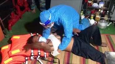 Nạn nhân được cấp cứu, vào bờ kịp thời.