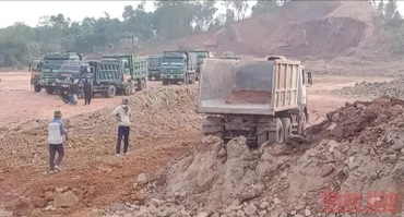 Khai thác đất trái phép tại Khu Công nghiệp Điềm Thuỵ B (Thái Nguyên).