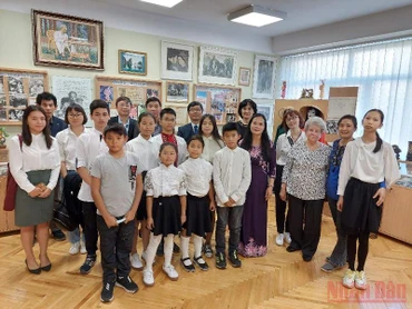 Lớp học tiếng Việt và đại diện Đại sứ quán chụp ảnh lưu niệm tại Phòng trưng bày Hồ Chí Minh (Ảnh: QUẾ ANH)