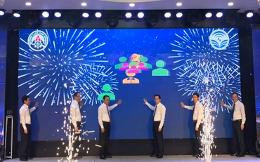 Lãnh đạo tỉnh Lạng Sơn và các cơ quan, ban ngành, doanh nghiệp bấm nút phát động triển khai nền tảng "Công dân số xứ Lạng".